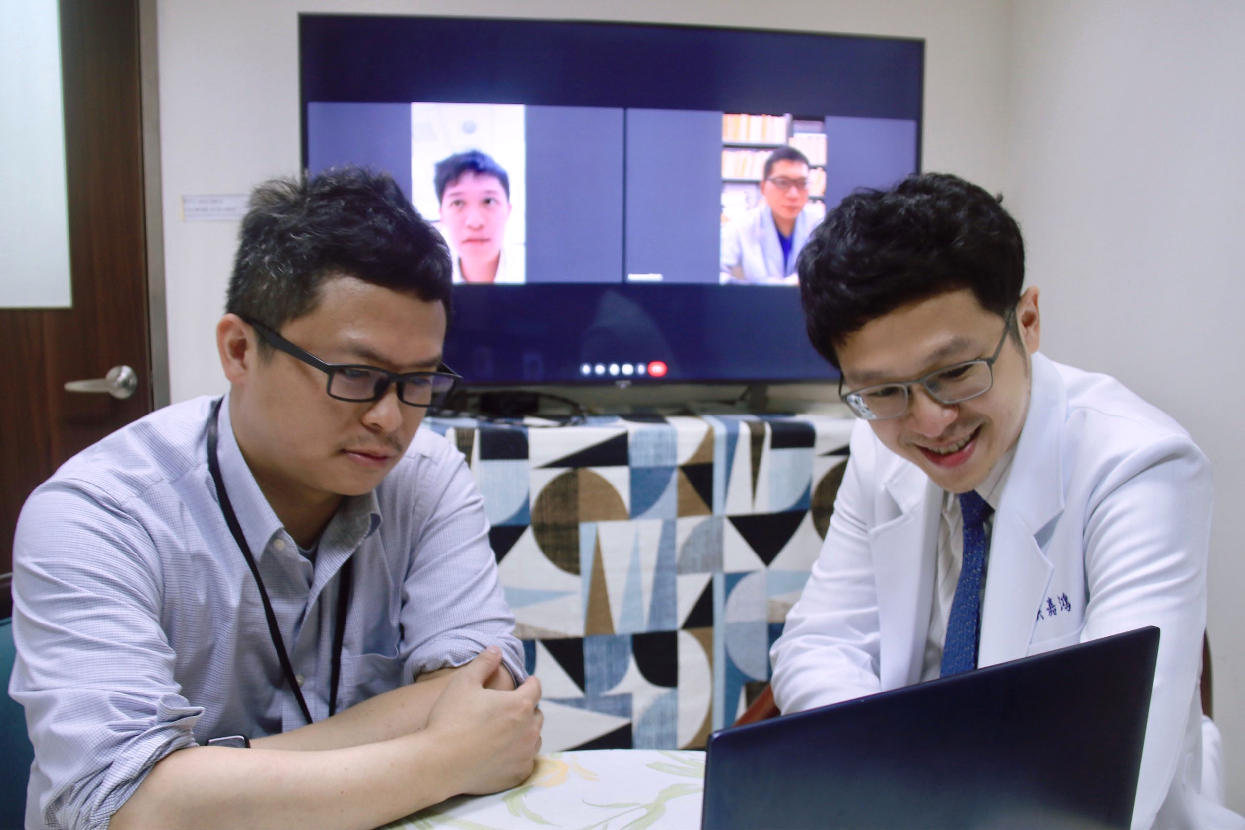 成大醫學院臨藥科技所賴嘉鎮副教授(左）、成大醫院眼科洪嘉鴻醫師（右）