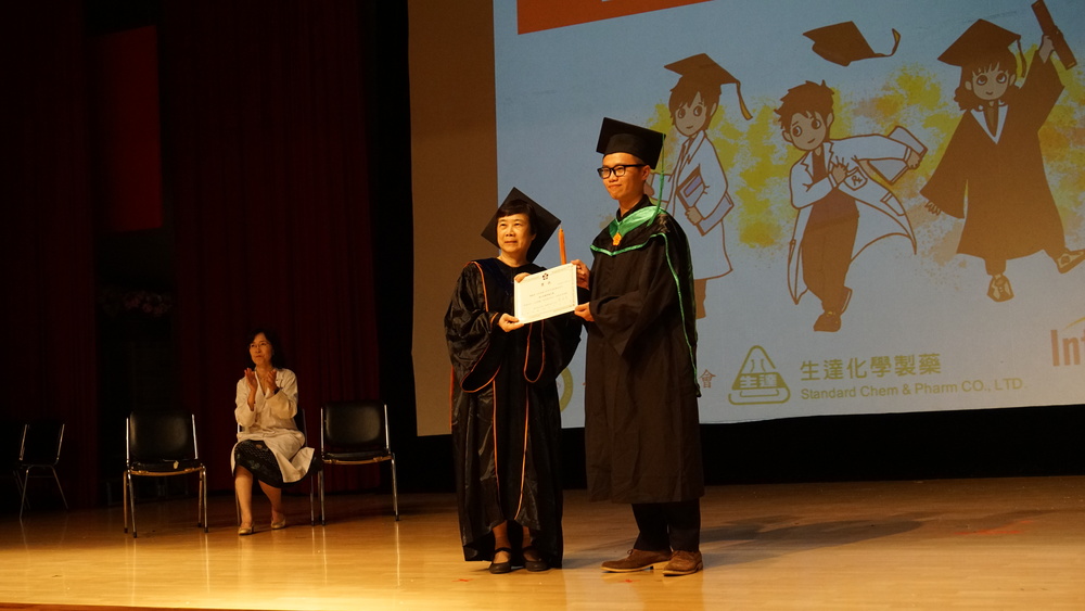 優秀論文獎  碩士班藥物科技組：張欽安  同學
